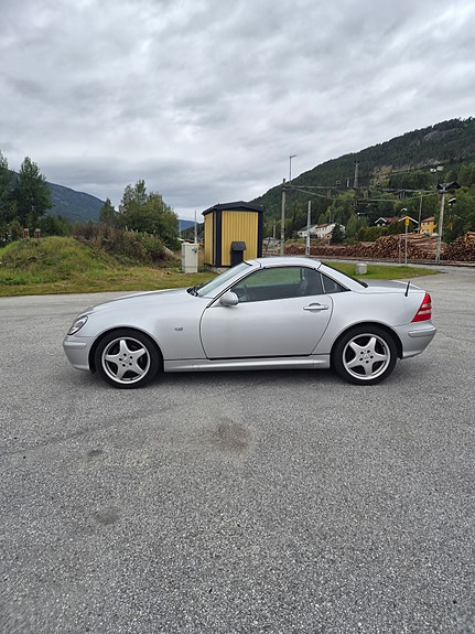 Mercedes-Benz SLK230 2 of 18