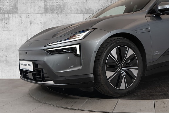 Polestar 4 8 of 30