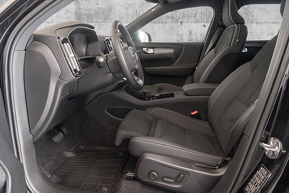 Volvo EX40 14 of 30