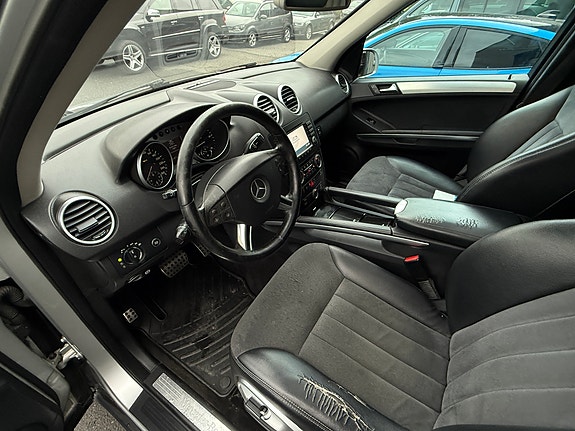 Mercedes-Benz ML320 22 of 30
