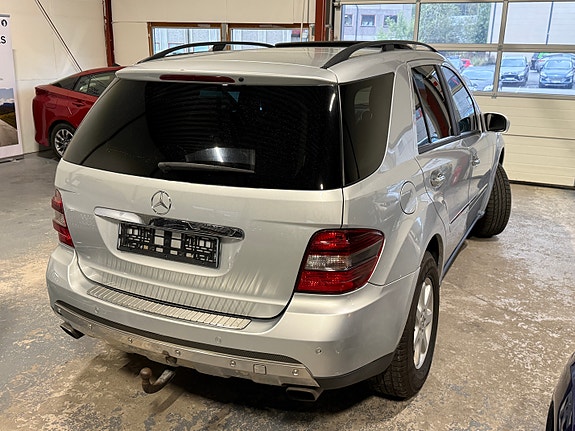 Mercedes-Benz ML320 11 of 30