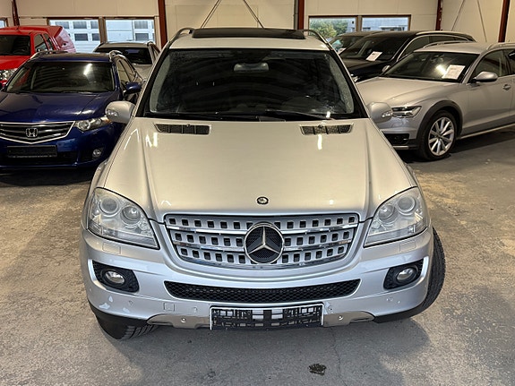 Mercedes-Benz ML320 3 of 30