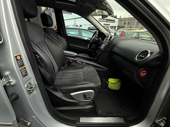 Mercedes-Benz ML320 26 of 30