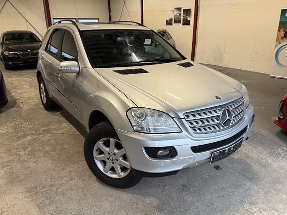 Mercedes-Benz ML320 2 of 30