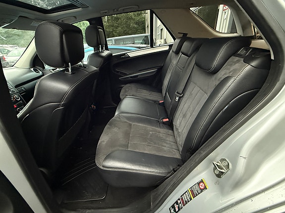 Mercedes-Benz ML320 28 of 30