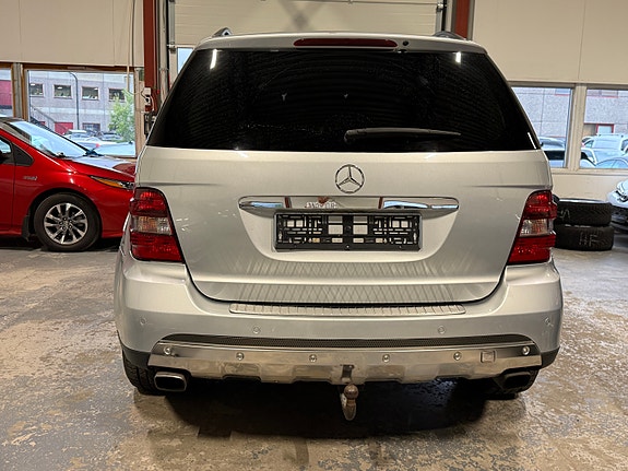 Mercedes-Benz ML320 10 of 30