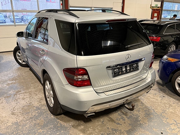 Mercedes-Benz ML320 8 of 30