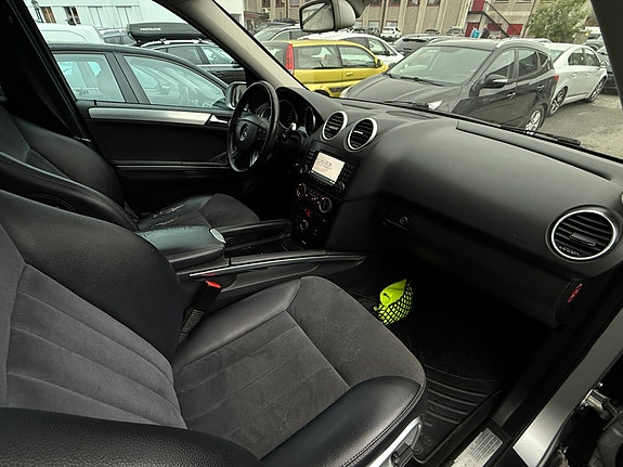 Mercedes-Benz ML320 25 of 30