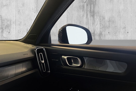 Volvo XC40 16 of 28