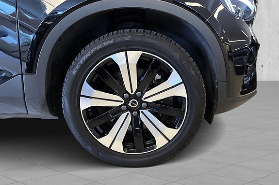 Volvo XC40 9 of 28