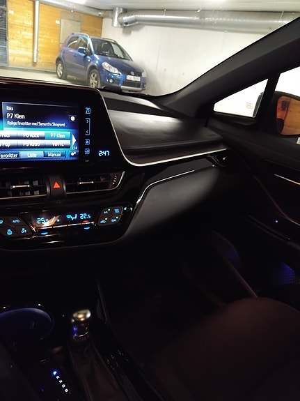 Toyota C-HR 5 of 12