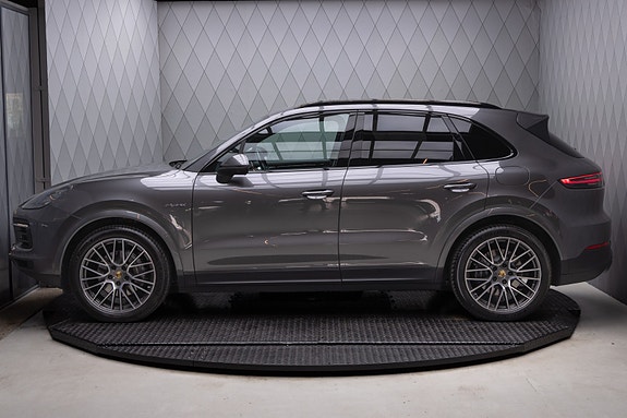 Porsche Cayenne 9 of 30