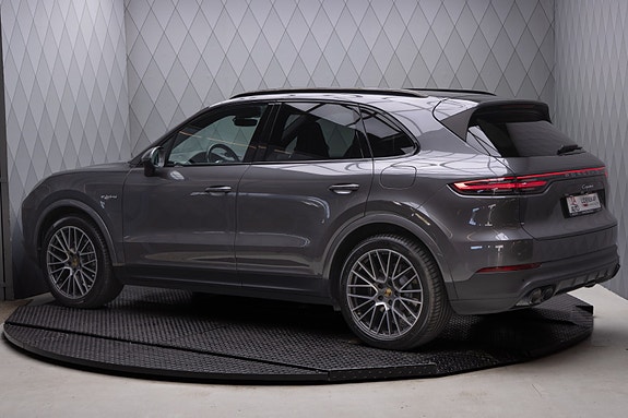 Porsche Cayenne 8 of 30