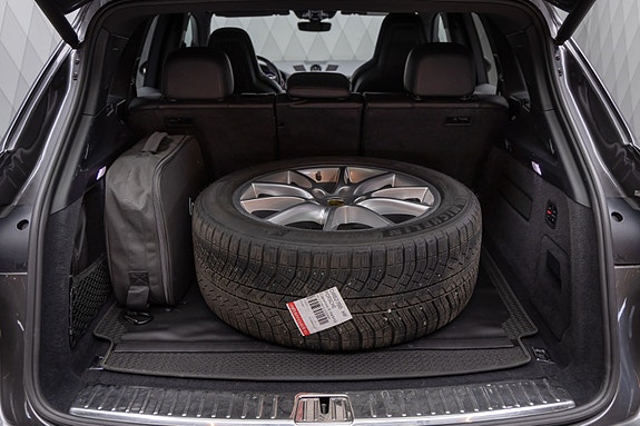 Porsche Cayenne 12 of 30