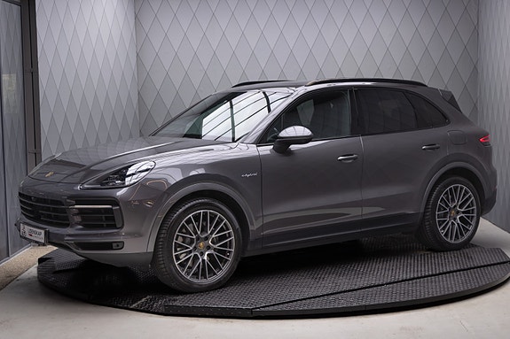 Porsche Cayenne 2 of 30