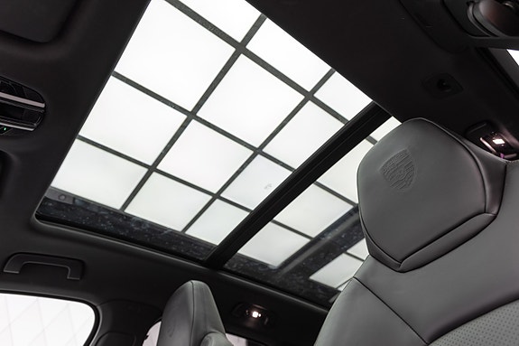 Porsche Cayenne 24 of 30