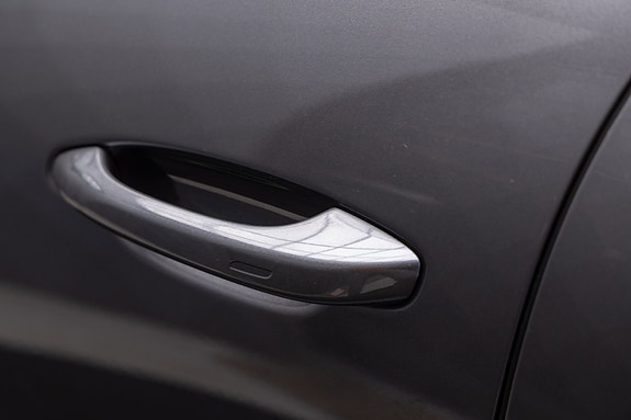 Porsche Cayenne 14 of 30