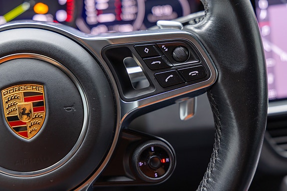 Porsche Cayenne 27 of 30