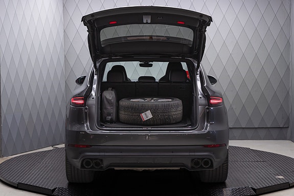 Porsche Cayenne 11 of 30