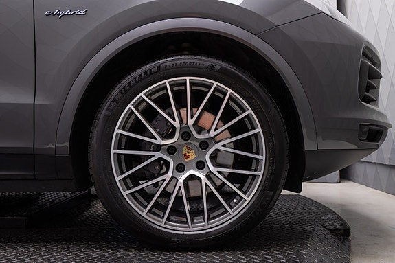 Porsche Cayenne 10 of 30
