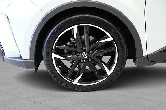 Toyota C-HR 2 of 30