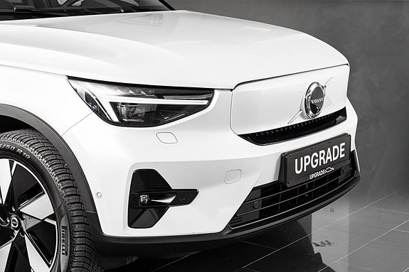 Volvo XC40 2 of 30