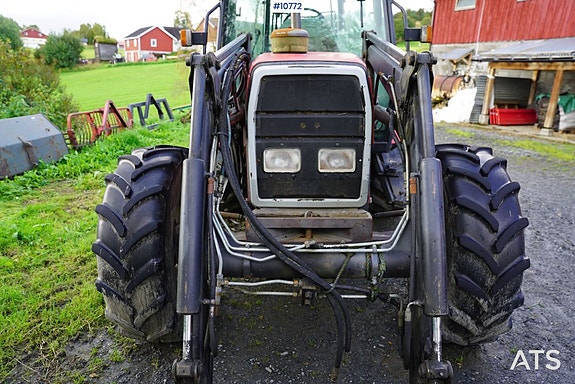 Massey Ferguson 6140 m/ frontlaster 11 of 30