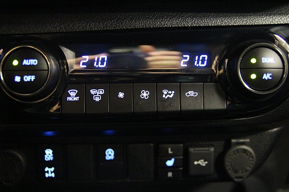 Toyota HiLux 28 of 30