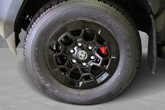 Toyota HiLux 2 of 30