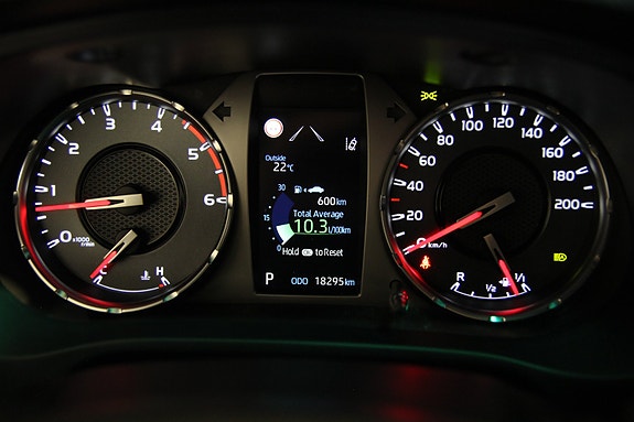 Toyota HiLux 16 of 30