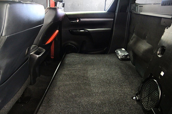 Toyota HiLux 13 of 30