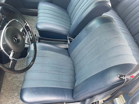 Mercedes-Benz 220 20 of 25