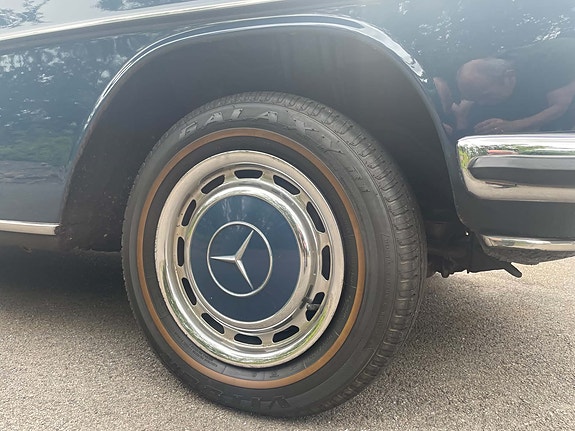 Mercedes-Benz 220 9 of 25