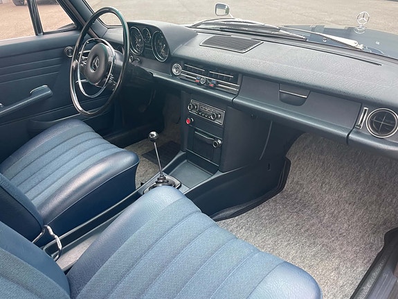 Mercedes-Benz 220 17 of 25