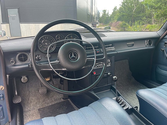 Mercedes-Benz 220 18 of 25