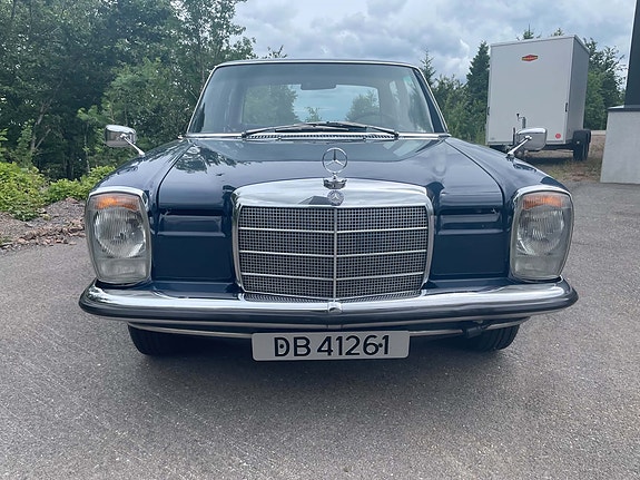 Mercedes-Benz 220 2 of 25