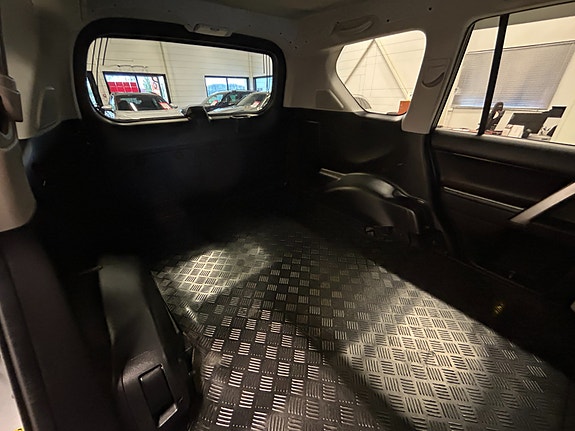 Toyota Land Cruiser 27 of 30