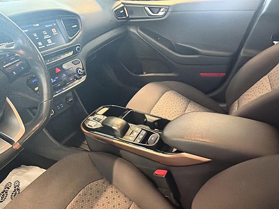 Hyundai IONIQ 19 of 20