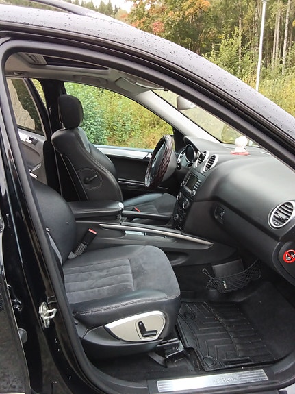 Mercedes-Benz ML320 12 of 19