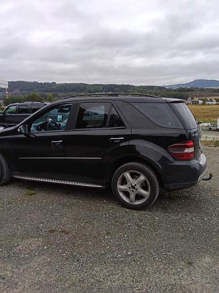 Mercedes-Benz ML320 5 of 19