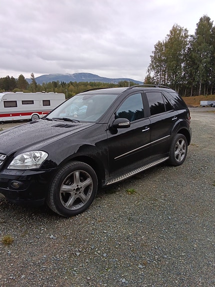 Mercedes-Benz ML320 3 of 19