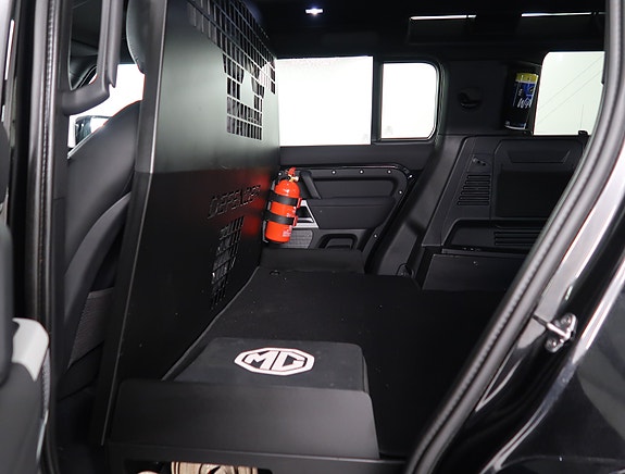 Land Rover Defender 26 of 30