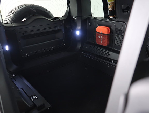 Land Rover Defender 28 of 30