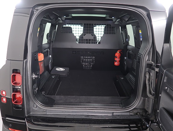 Land Rover Defender 27 of 30