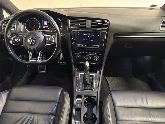 Volkswagen Golf VII 21 of 25