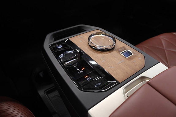 BMW iX 17 of 30