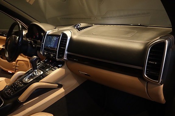 Porsche Cayenne 17 of 30