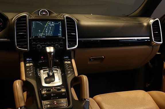 Porsche Cayenne 27 of 30