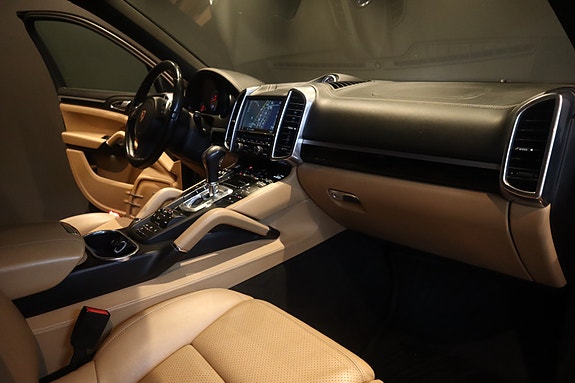 Porsche Cayenne 16 of 30