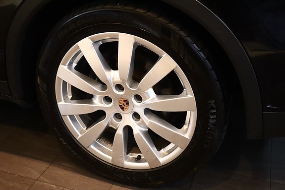 Porsche Cayenne 15 of 30
